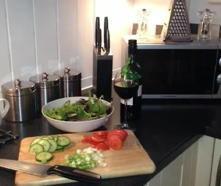 The Bolthole, * 莱伯恩