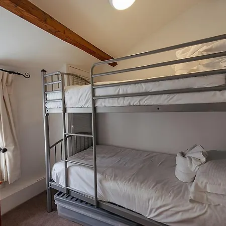 度假居 The Bolthole, *