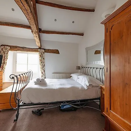 The Bolthole, * 莱伯恩