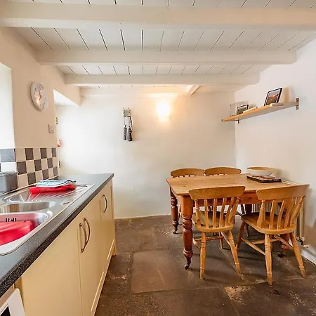 別荘 The Bolthole,